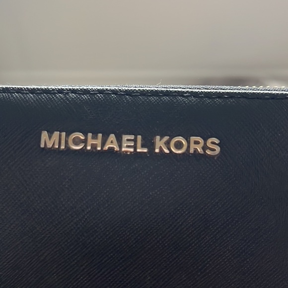 MICHAEL KORS CONTINENTAL WRISTLET - Picture 7 of 11